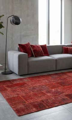 Tappeti vintage e patchwork rossi come elegante contrasto